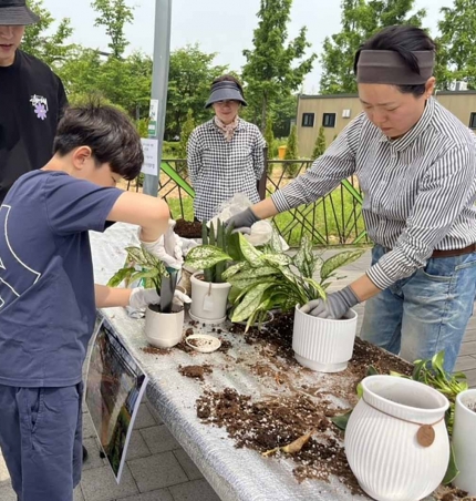 김포시, ‘반려식물 분갈이 체험 프로그램’ 운영 성료.
